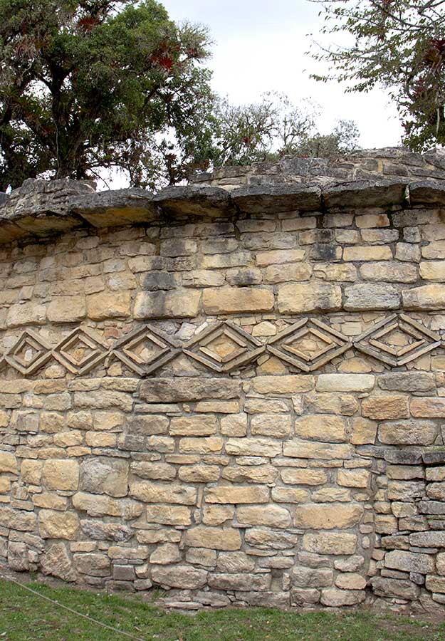 Kuelap: rombos de dos líneas